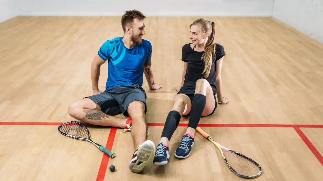 Zwei Personen mit bequemen Bambussocken nach dem Training